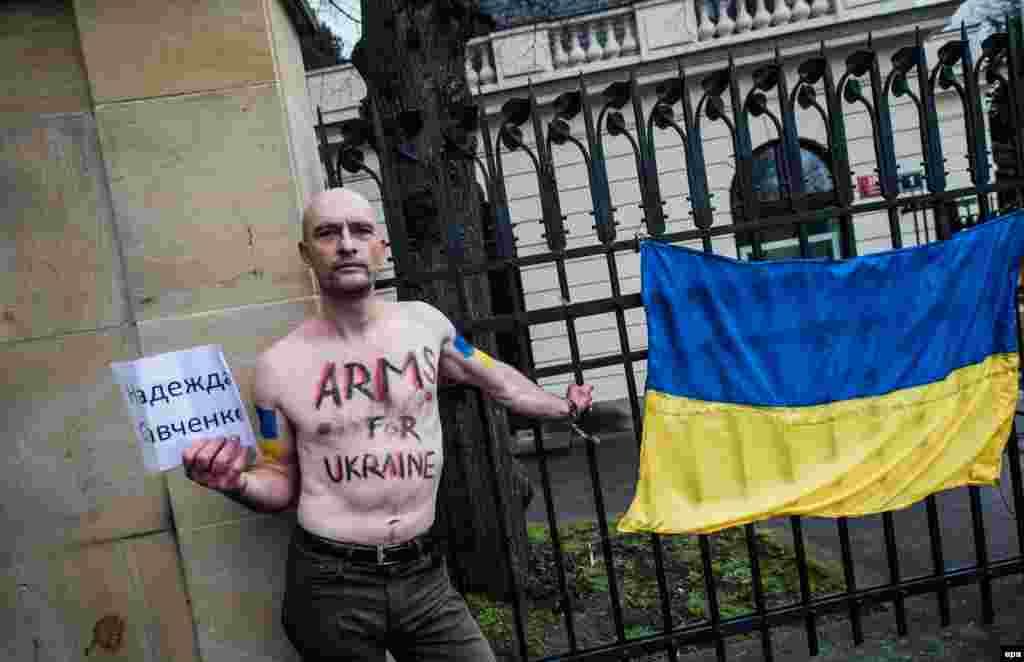 Акція протесту проти агресії Росії в Україні. Прага, 25 лютого 2015 року.  Семеро чеських активістів біля посольства Росії у Чехії прикували себе наручниками до паркану, причепили до нього великий український прапор та три антипутінських плакати