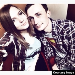 Денис и Владислава в футболках с лого супергероев из комиксов