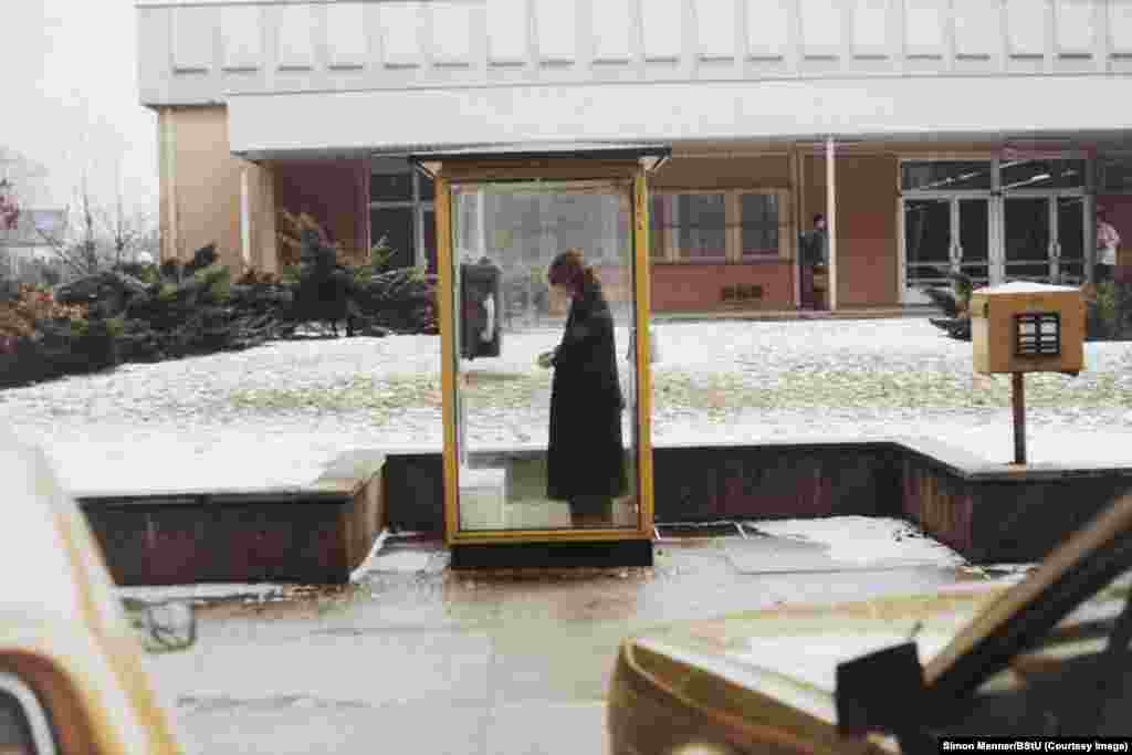 Фотографія, зроблена для навчання – як стежити за об'єктом. Саймон Меннер, який опублікував книгу з фотографіями, які він знайшов, каже, що більшість фото були такими, які порушують приватність – на фотографіях були зображені люди, яких сфотографували оголеними у їхніх власних квартирах. Ці фото не були включені в його колекцію  