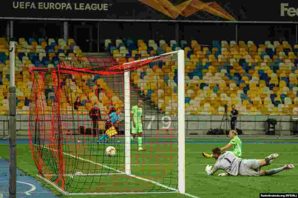 Вже через дві хвилини для самого Манора Соломона створили момент Алан Патрік та Євген Коноплянка. Ізраїльтянин не схибив і змусив голкіпера «вовків» вдруге діставати м'яч з сітки