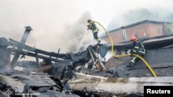 Рятувальники гасять пожежу після російського удару по Хмельниччині, 3 вересня 2025 року