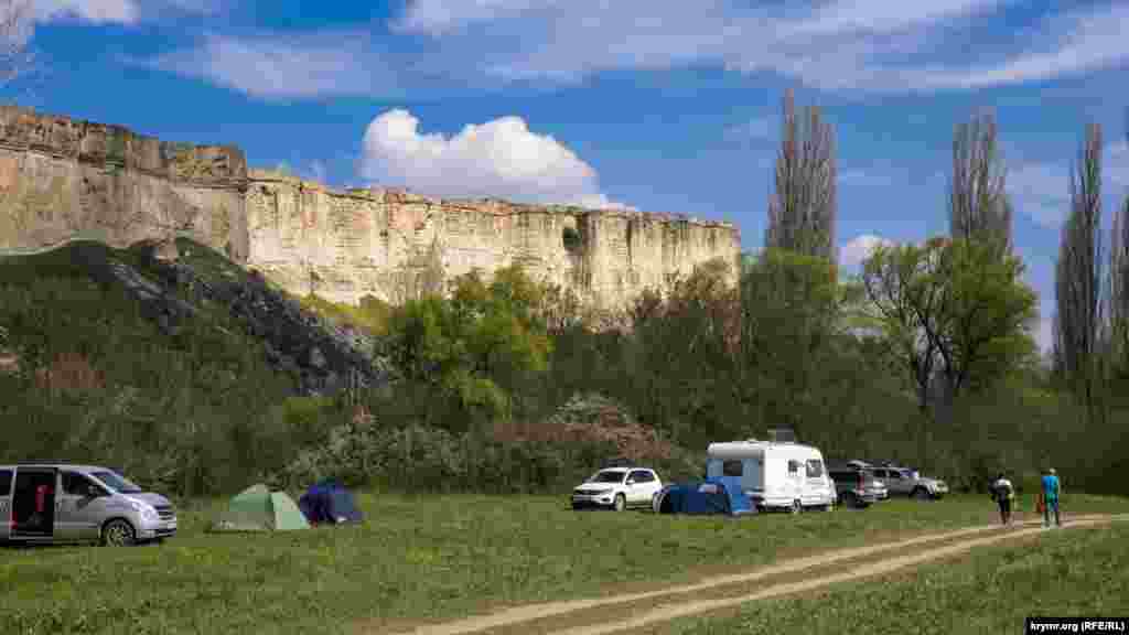 Его «коллеги» уже разбили лагерь на левом берегу Биюк-Карасу