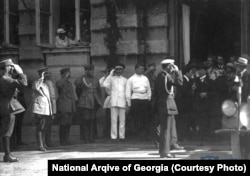 საპატიო ყარაული ეგებება მეორე ინტერნაციონალის დელეგაციას ტფილისის რკინიგზის სადგურზე. 1920 წლის სექტემბერი. ეროვნული არქივის ფოტო