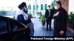 شاه محمود قريشي د پاکستان بهرنيو چارو وزارت په دفتر کې د ملا بردار په مشرۍ د افغان طالبانو د ډلې هرکلی کوي - انځور له ارشیفه