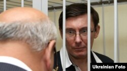 Колишній міністр внутрішніх справ Юрій Луценко просить суд допустити народного депутата Геннадія Москаля до участі в його справі як захисника, Київ, 20 червня 2011 року