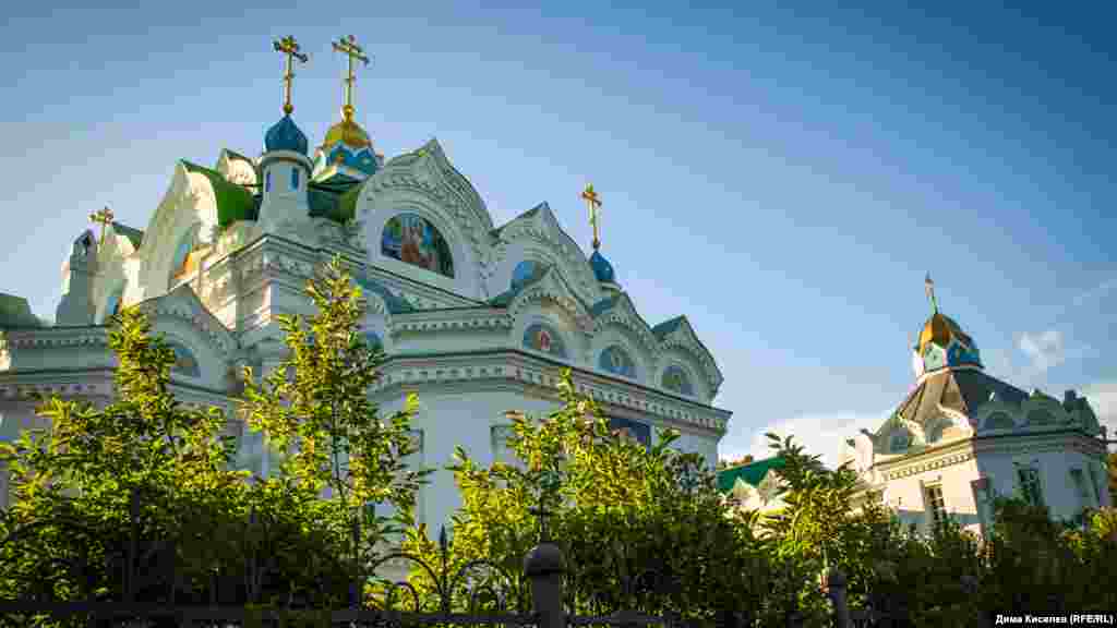 Храм начали строить 21 апреля 1892 года – в день рождения Екатерины II. Верх здания украшен декоративными элементами – кокошниками – разных размеров