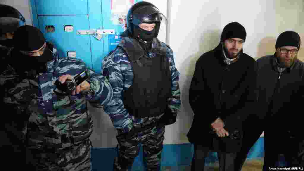 Тем временем российские СМИ сообщают о проведении спецоперации «по ликвидации ячейки Хизб ут-Тахрир» в Бахчисарае. Об этом РИА Новости сообщил глава госкомитета подконтрольного Кремлю крымского правительства по делам межнациональных отношений Заур Смирнов.