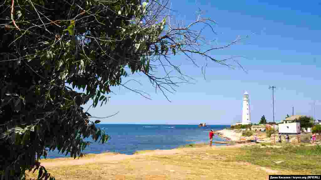 Тарханкутский маяк венчает одноименный мыс – самую западную точку Крыма. Его построили в 1816 году, как «брата-близнеца» Херсонесского маяка – оба сооружения возводили по одному и тому же проекту