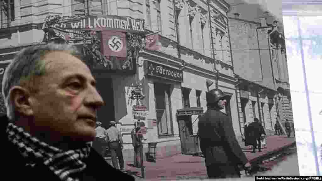 Подорожуючи інсталяційними просторами виставки, відвідувачі спостерігають, як у мирне життя довоєнного Києва вривається гул літаків і вибухи бомб. Як розривається простір на три трагічні дороги – фронт, евакуація, окупація. Як йдуть з міста його останні захисники, як 19 вересня 1941 року вступають у Київ німецькі війська, як 24 вересня вибухає Хрещатик...