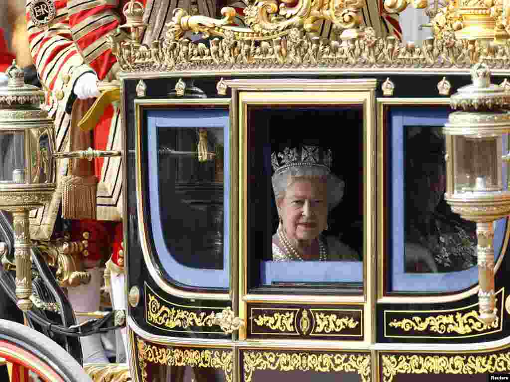 Королева покидает Букингемский дворец в карете, направляясь в парламент. Май 2010 года 