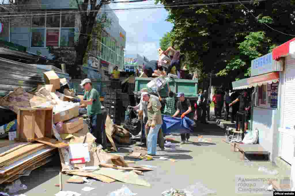 Комунальные рабочие разбирают рабочие места предпринимателей, 6 июля 2015 года