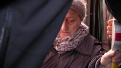 Актори в транспорті Києва перетворяться на свідків Голодомора: перфоманс «Ті, що блукають» – відео Актори в транспорті Києва перетворяться на свідків Голодомора: перфоманс «Ті, що блукають» – відео