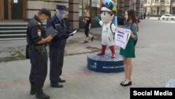 Гульназ Равилова во время одиночного пикета на улице Баумана в Казани