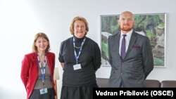 Šef Misije OSCE-a u Bosni i Hercegovini, ambasadorica Kathleen Kavalec (L), sutkinja Joanna Korner iz Velike Britanije i britanski ambasador u Bosni i Hercegovini, Matt Field; Sarajevo, 29. januara 2020. godine