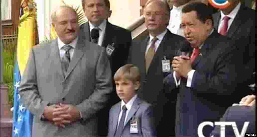 Александр и Николай Лукашенко с президентом Венесуэлы Уго Чавесом, Каракас, 2012. 