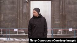 Оксана Шалыгина у дверей здания ФСБ на Лубянке, месте последней акции Петра Павленского