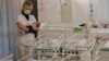 Медсестра і новонароджені в готелі «Венеція», що належить клініці BioTexCom у Києві, 15 травня 2020 року
