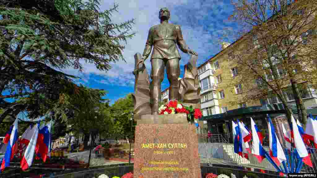 Взгляд бронзового Амет-Хана Султана устремлен в сторону гор, его малой родины – Алупки