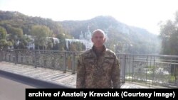 Анатолій Кравчук біля Свято-Успенської Святогірської Лаври, чоловічого монастиря УПЦ МП. Святогірськ, Донецька область. Серпень 2014 року