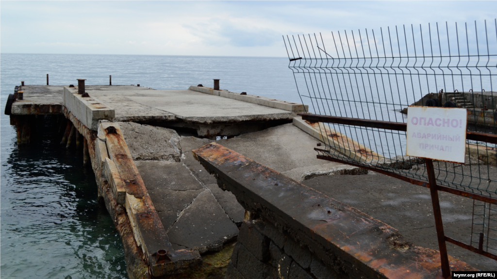 Но уже много лет прогулочные катера не осуществляют здесь швартовку и высадку пассажиров. Причина – аварийное состояние причала. Он не ремонтировался более 20 лет. А в 2019 году на нем окончательно рухнул бетонный пролет
