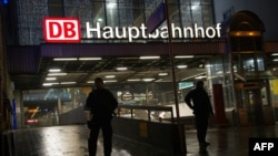 Полицейские у здания железнодорожного вокзала в Мюнхене, 31 декабря 2015 года