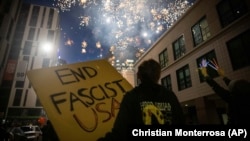 Акция протеста против действий полиции в Калифорнии, США, 25 июля 2020 года