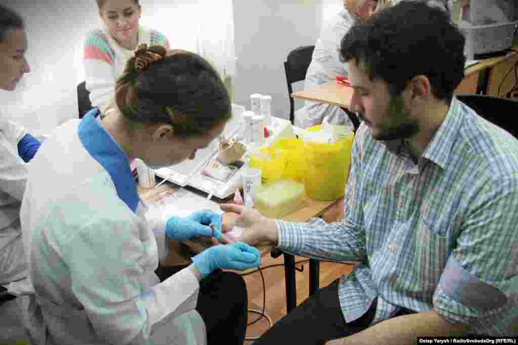 Перш, ніж приступити до процесу, в охочих перевіряють групу крові, рівень гемоглобіну та наявність в організмі печінкових інфекцій. Обов’язковою є також перевірка тиску. Якщо він буде зависоким – до здачі крові не допустять