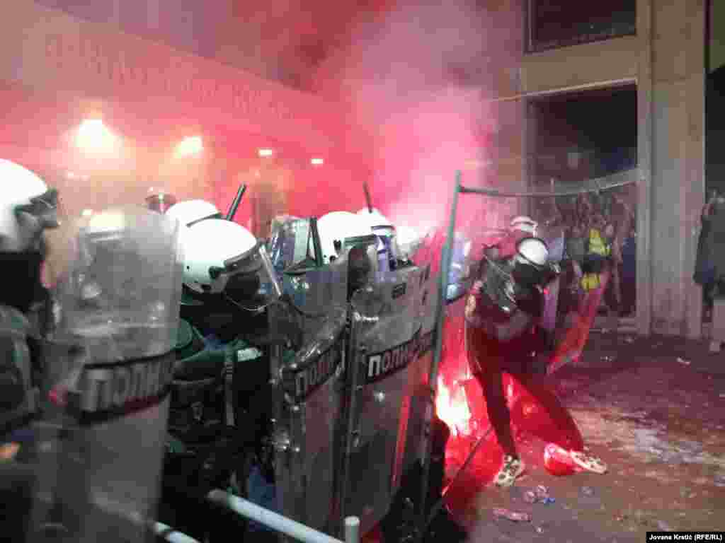 Полицајци во кордон, со штитови, на влезот во Филозофскиот факултет во Нови Сад, до неодамна еден од епицентрите на студентскиот бунт во главниот град на Војводина.