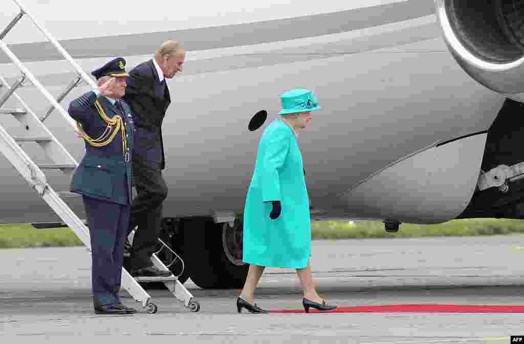 В бирюзовом. Вместе с принцем Филиппом прибыла в Дублин. 17 мая 2011 года. 