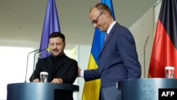 Канцлер Німеччини Фрідріх Мерц і президент України Володимир Зеленський після спільної пресконференції в Офісі канцлера. Берлін, 28 травня 2025 року