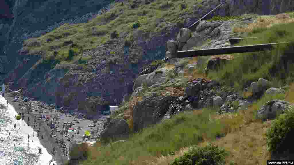 Возле тропы – труба, по которой из Балаклавского карьера прямо на рельеф вытекает какая-то жидкость