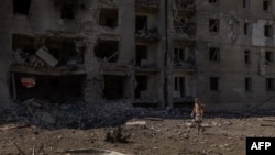 У Нацгвардії кажуть, що сили РФ обстрілюють місто КАБами, дронами, артилерією, але водночас не знищують його повністю, як це було з іншими містами Донеччини. На фото - Селидове у червні 2024 року