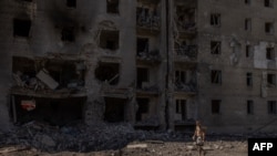 Чоловік проходить повз сильно пошкоджений житловий будинок після російської повітряної атаки в Селидовому, Донецька область, Україна, 27 червня 2024 року. Фото ілюстративне