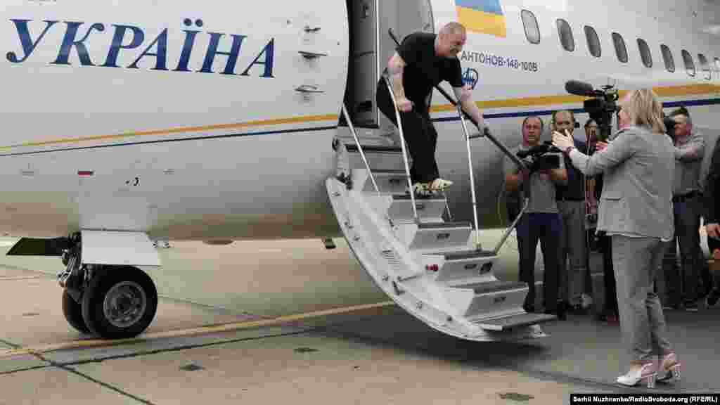 Кримськотатарський громадський активіст Едем Бекіров ступає на українську землю