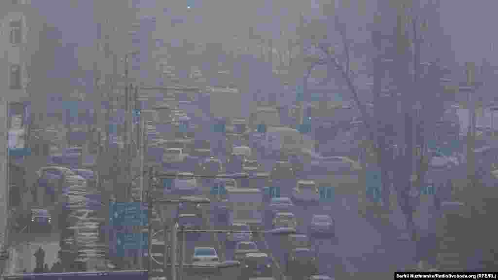 Жителів та гостей столиці просять не спричиняти паніку: «Пожежі, які виникали на території Києва, незначні і не могли вплинути на виникнення у повітрі такої задимленості» – ДСНС