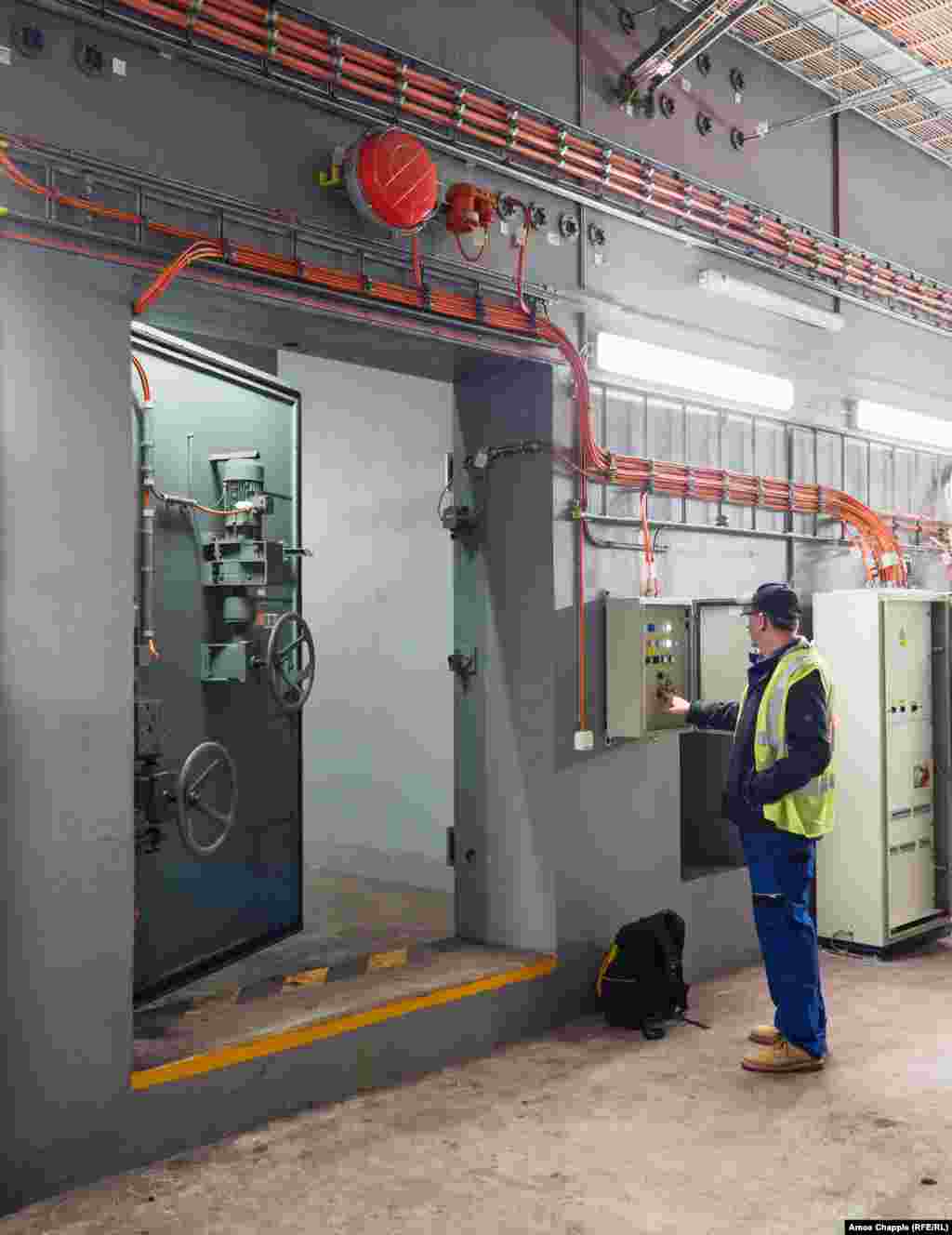 На фото: двері зачиняються під час тестування OSM. Сьогодні суперечки щодо можливого закриття празької мережі укриттів притихли &nbsp;