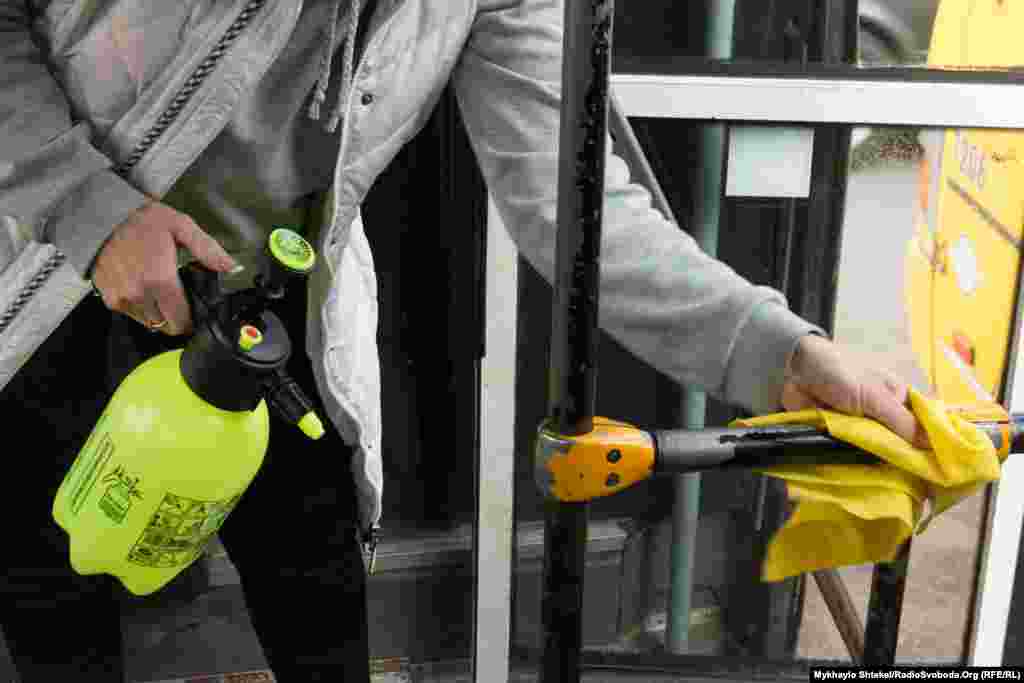 Маршрутки, трамваї, тролейбуси дезінфікують двічі на добу – вночі та у встановлений обідній час