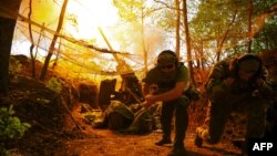 Українські військові ведуть вогонь по російських позиціях на позиціях у Харківській області, червень 2025 року