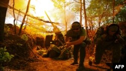 Військові 127-ї бригади ТрО ЗСУ ведуть вогонь із гармати по російських позиціях у Харківській області, 2 червня 2025 року