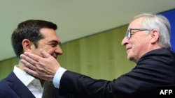 Премьер-министр Греции Алексис Ципрас (слева) и глава Еврокомиссии Жан-Клод Юнкер