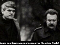 Фото зовнішнього спостереження за Міланом Кундерою