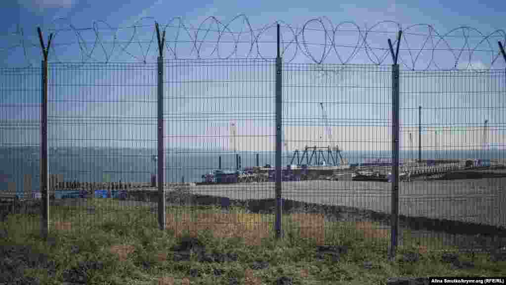 Однако после того, как строительные компании-подрядчики попали под американские санкции, перспективы скорого завершения моста стали туманнее