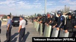 Силовики перекрили дорогу біля резиденції Атамбаєва, 8 серпня 2019 року