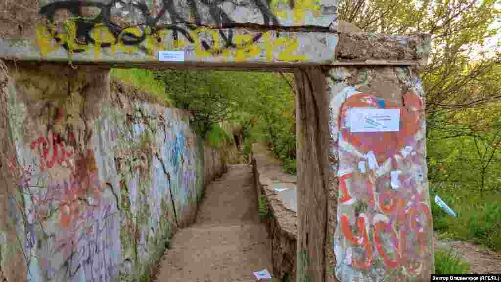 В средневековье лестница была дозорным пунктом – с нее открывался вид на долину реки Салгир. Отсюда жители торгово-ремесленного поселения Ак-Мечеть могли быстро спускаться к реке, достичь ее правого берега