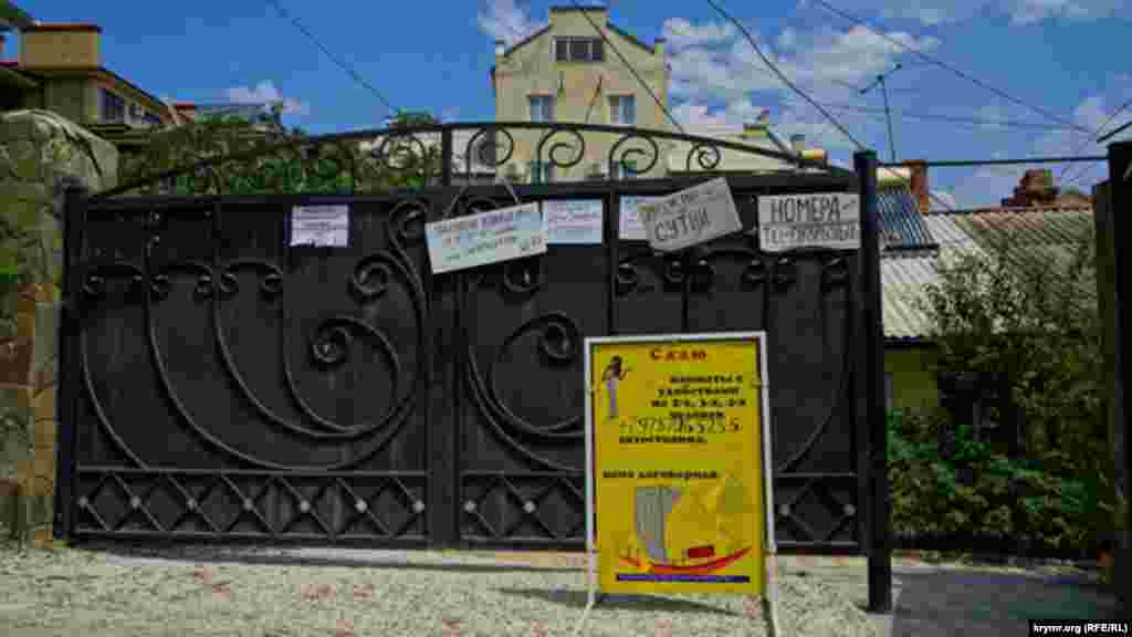 Владелец одного из мини-отелей рассказывает, что берет за комнату на двоих человек с набором «люксовых» удобств 2500 рублей (больше 900 грн)