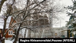 Стена между дачным товариществом "Дружба" и комплексом "Нэфиса"