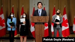 Прем'єр-міністр Канади Джастін Трюдо на пресконференції щодо ситуації в Україні та агресії Росії. Разом з ним (зліва направо) міністр оборони Аніта Ананд, віцепрем'єр-міністр і міністр фінансів Христя Фріланд та очільниця МЗС Мелані Джолі. Оттава, Канада, 22 лютого 2022 року