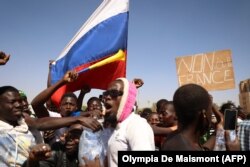 Столица Буркина-Фасо Уагадугу за несколько месяцев до удавшегося переворота. Демонстранты демонстрируют поддержку начавшим антиправительственные выступления военным (в первый раз они были подавлены), уже размахивая российским флагом и антифранцузским баннером. 25 января 2022 года