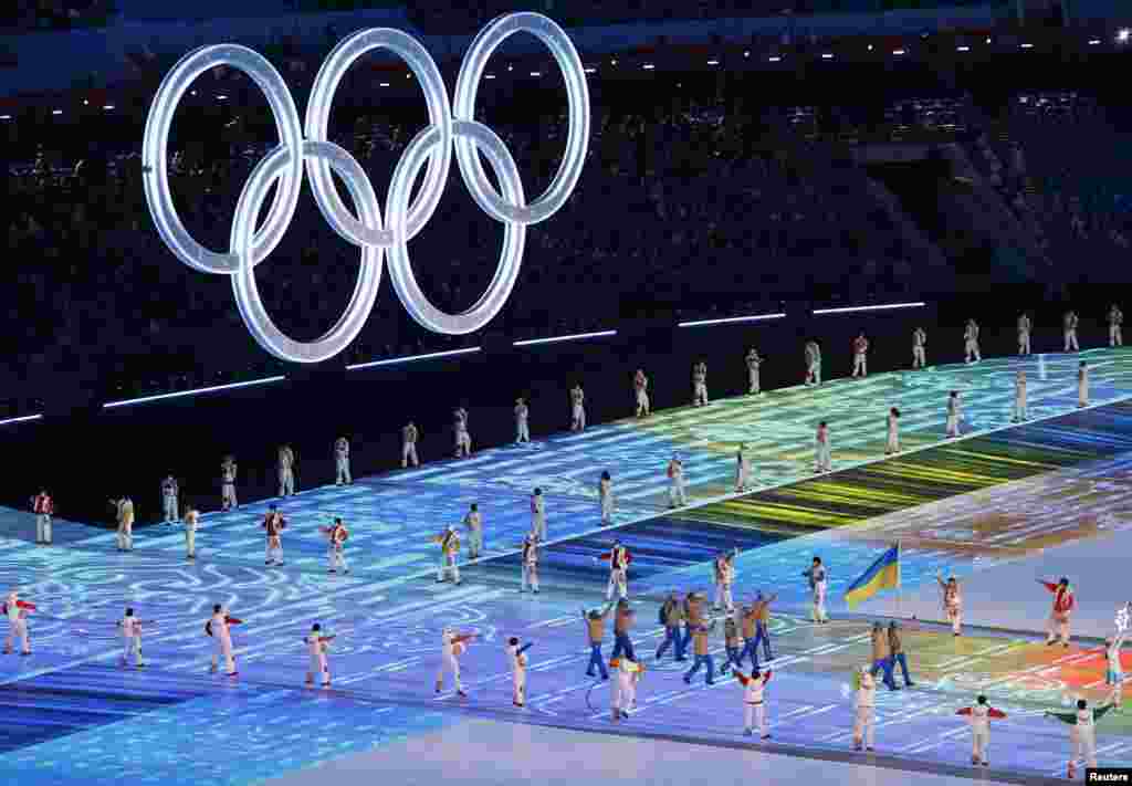 Українські олімпійці на параді спортсменів під час церемонії відкриття зимових Олімпійських ігор-2022 у Пекіні, Китай, 4 лютого 2022 року. США, Велика Британія, Канада, Німеччина, Австралія й інші країни бойкотують відкриття через порушення прав людини в Китаї, зокрема ставлення до уйгурів та інших переважно мусульманських меншин у провінції Сіньцзян. Москва раніше засудила дипломатичний бойкот і спроби «політизувати спорт»