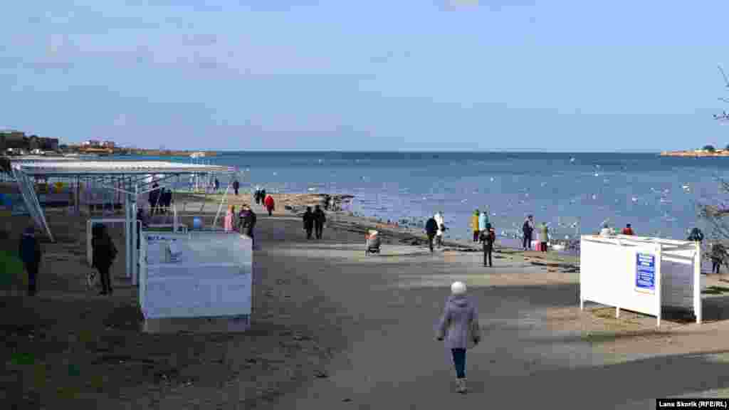 На пляже «Омега» также много людей